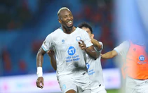 Ngược dòng trước 10 người Thể Công - Viettel, Nam Định lên đầu bảng V-League