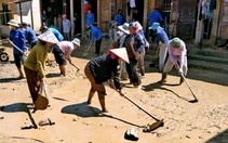 Vỡ kè chống lũ, bùn đất tràn vào hai trường học Nghệ An