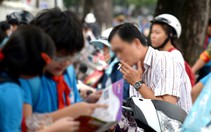 Hút thuốc lá khi dừng đèn đỏ, thói quen khó bỏ?