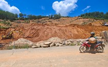 Đào hơn 100.000m³ đất đá xử lý quả đồi nứt, sạt trượt đe dọa tuyến đường huyết mạch ở Huế