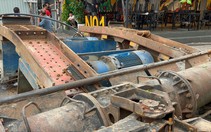 Máy thi công dự án rạch Xuyên Tâm bất ngờ đổ xuống đường Bùi Hữu Nghĩa, không thiệt hại về người