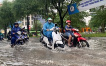 TP.HCM mưa lớn giữa trưa 6-10, đường Lê Lợi và Bùi Viện ngập trong nước