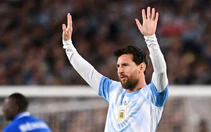 Messi bật khóc khi vào sân đá trận chia tay tuyển Argentina