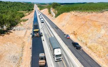 Ngắm nhiều đoạn cao tốc Cam Lộ - La Sơn thảm nhựa rộng 4 làn xe