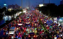 Dòng xe ken đặc trên đường Phạm Văn Đồng, hướng về sân bay Tân Sơn Nhất