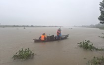 Kịp đẩy vợ ôm bao cỏ thoát chết, người chồng mất tích sau vụ lật ghe