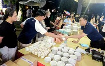 Người dân TP.HCM đến hội chợ hàng Việt Nam chất lượng cao 'săn' gốm sứ, đồ chay... khuyến mãi