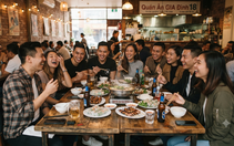 Sếp lương cao, chức lớn thì nên trả tiền cho bữa ăn?
