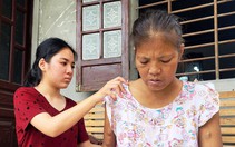 Trường ĐH Kinh tế (Đại học Huế) miễn học phí, tặng 40 triệu cho nữ sinh viên chăm mẹ suy thận