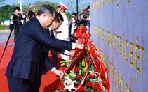 Hai Thủ tướng Việt Nam, Lào dâng hoa tưởng niệm các vị lãnh tụ hai nước