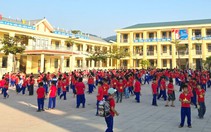 Toàn bộ học sinh thôn Tiến Sơn trở lại trường sau hơn 1 tháng nghỉ học, có xe đón tận thôn