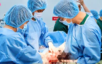 Bóc khối u nang buồng trứng 'khủng' cho cụ bà 70 tuổi