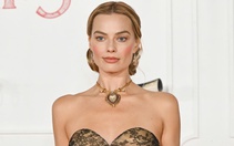 Thời trang thảm đỏ của Margot Robbie gây sốt ở buổi công chiếu Đồi gió hú