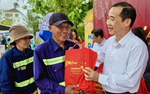Được lãnh đạo trao quà Tết, dân vùng lũ và công nhân môi trường ấm lòng