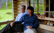 Đồng phạm của Jeffrey Epstein sẵn sàng làm chứng cho ông Trump và ông Clinton nếu được ân xá