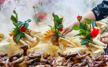 Vì sao chọn gà trống luộc ngậm hoa hồng trong lễ cúng giao thừa?