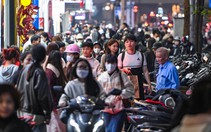 'Biển người' sắm Tết tới tận nửa đêm trên các con đường thời trang Hà Nội