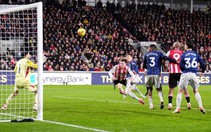 Bị Brentford cầm chân, Arsenal bỏ lỡ cơ hội gia tăng cách biệt với Man City