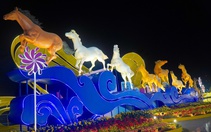 Người dân chen chân xem "đàn ngựa phi nước đại" tại đường hoa tỉnh Đồng Tháp