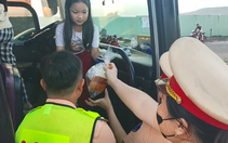 Phát hiện xe khách 50 chỗ bốc cháy, cảnh sát giao thông Đà Nẵng nhanh chóng ứng cứu