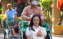 Du khách ùn ùn đổ về Hội An mùng 1 Tết, chen chân nhau tham quan phố cổ
