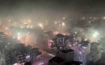 Người dân nổ pháo hoa rợp trời đêm giao thừa