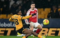 Arsenal tự làm khó mình trong cuộc đua vô địch