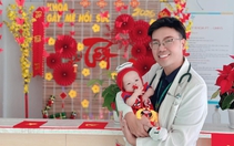 Em bé bị bỏ rơi được bác sĩ đưa 'du xuân' khắp bệnh viện
