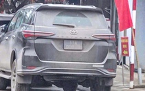 Xe biển xanh đỗ dưới biển cấm, bùn đất che lấp chữ số