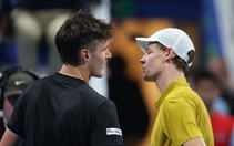 Jannik Sinner bị loại 'sốc' tại tứ kết Giải Qatar mở rộng