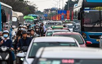 Dòng xe ùn ứ hơn 4km chờ tiến vào Hà Nội, bến xe đông kín người dù chưa hết nghỉ Tết
