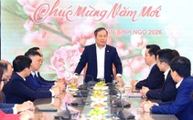 Chủ tịch Hà Nội kiểm tra công vụ trong ngày làm việc đầu năm mới, lì xì cho người dân