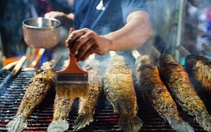 Đỏ lửa xuyên đêm nướng hàng ngàn cá lóc cho ngày vía Thần Tài