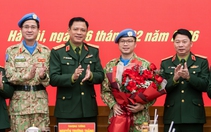 Trao quyết định của Chủ tịch nước cho sĩ quan đi thực hiện nhiệm vụ gìn giữ hòa bình Liên hợp quốc