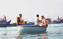 Chủ tịch UBND tỉnh Quảng Ngãi đi thúng ra biển chúc Tết, ngư dân phấn khởi