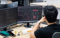 Bị 'xả' mạnh giữa phiên, VN-Index vẫn ngược dòng giữ mốc 1.880 điểm