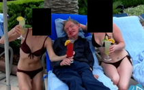 Ảnh Stephen Hawking xuất hiện trên đảo của Epstein cạnh hai phụ nữ gây xôn xao