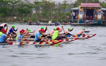 Lật thuyền chở người đi xem đua ghe ở Huế, mẹ và con 3 tuổi chết thương tâm