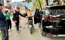 Tài xế Lexus mở cửa xe gây tai nạn, bé 5 tuổi tử vong thương tâm