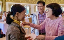 Nguyên cán bộ, phóng viên và bạn đọc Tuổi Trẻ tặng quà Tết cho người khiếm thị Phú Yên cũ