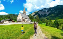 Ngôi làng ở Italy hạn chế du khách đến nhà thờ ‘triệu like’