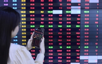 VN-Index thủng mốc 1.800 điểm, loạt cổ phiếu thép vẫn 'thăng hoa'