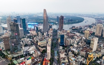Flycam hướng tuyến đường sắt Bến Thành - Thủ Thiêm, vượt sông Sài Gòn, chạy dọc đường Mai Chí Thọ