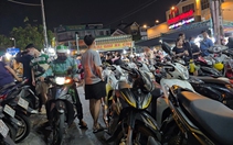 'Cát cứ' vỉa hè, lòng đường trước chợ Hạnh Thông Tây giữ xe trái phép