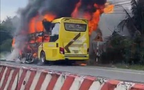 Xe khách giường nằm bốc cháy dữ dội, tài xế bình tĩnh giúp hành khách thoát nạn