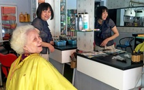 Mạ tôi làm tóc đón Tết