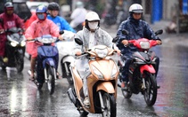 Ngày nắng nóng, chiều tối TP.HCM và nhiều nơi Nam Bộ mưa trái mùa