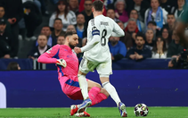 Thủ môn Donnarumma ‘quên’ dùng tay, Man City nhận bàn thua khó tin trước Real Madrid