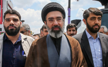 Lãnh tụ tối cao Iran 'bị thương ở chân và tay' nhưng vẫn ổn