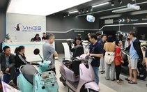 Giá xăng leo thang, khách Việt đổ xô chốt xe máy điện VinFast